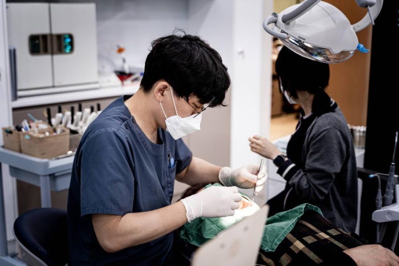 부천 치과 임플란트 보철물의 종류와 씹는 면을 결정하는 상담