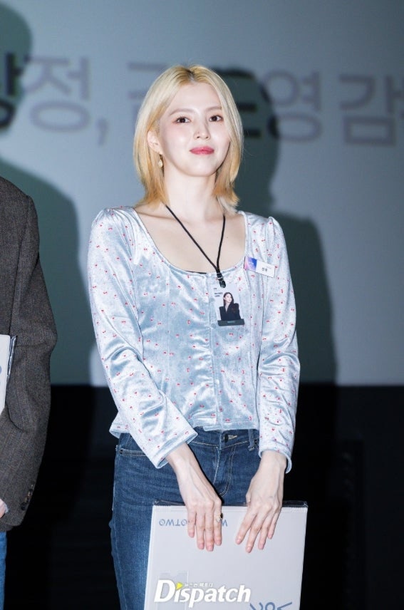 한소희 인턴 무대인사 블라우스 옷 정보