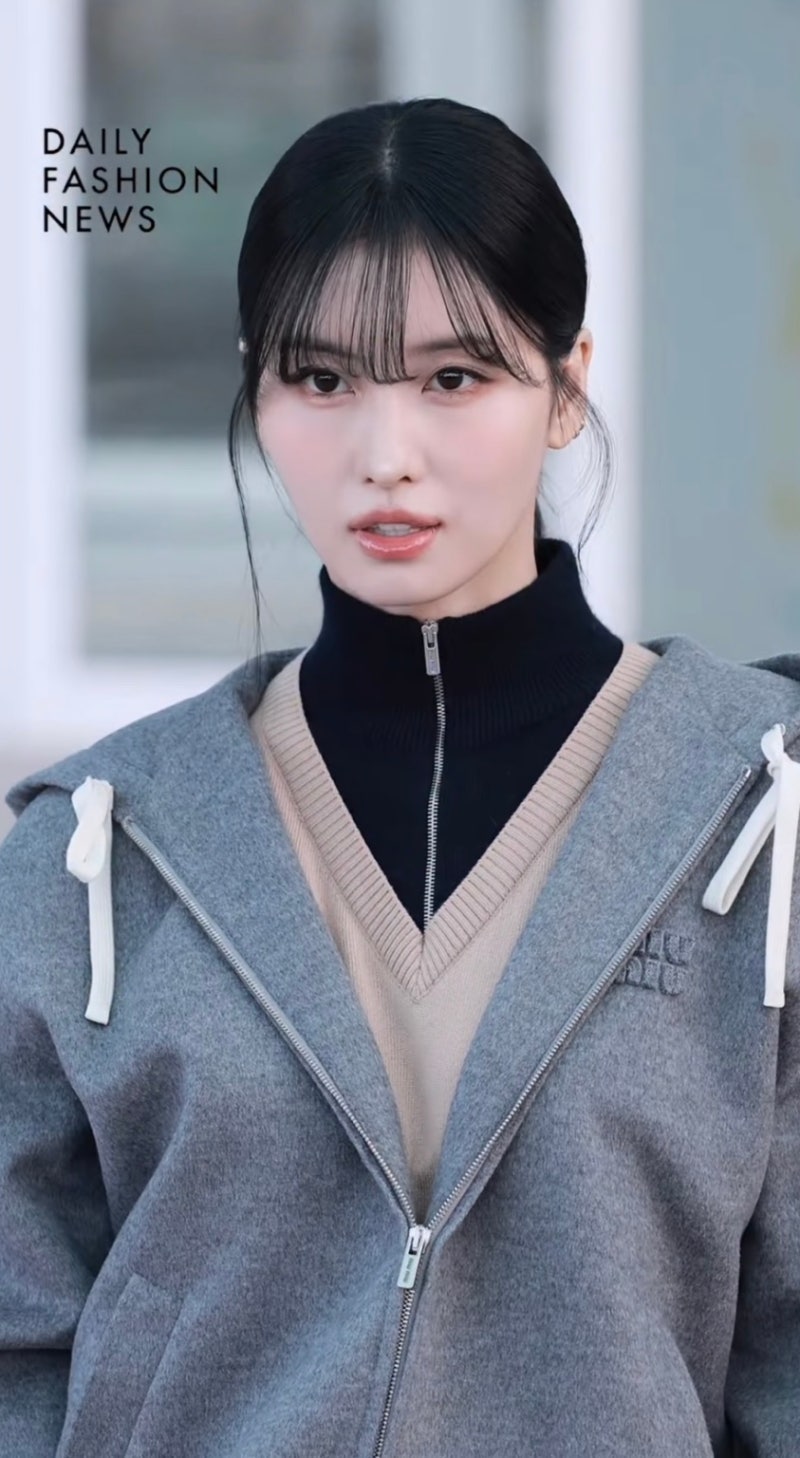 【Miu Miu】TWICE Momo巴黎出境機場時尚｜Miu Miu灰色疊穿搭配