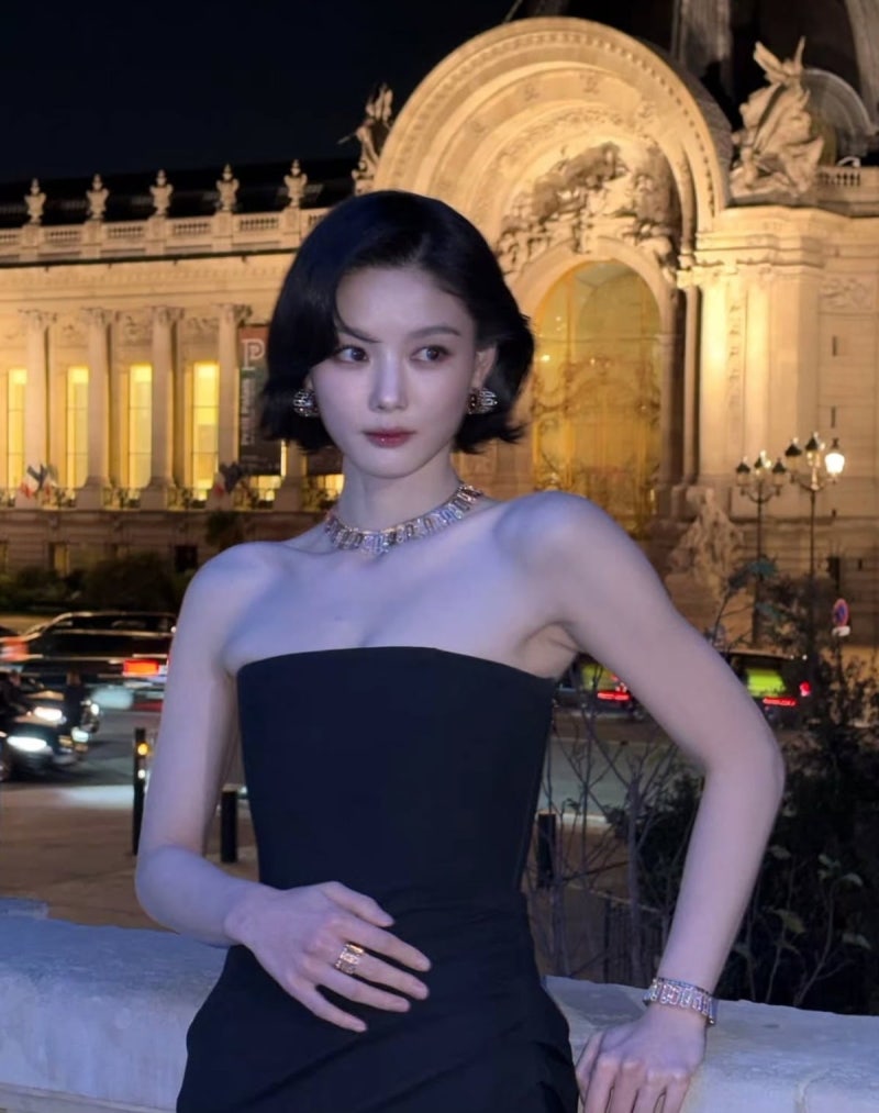 김유정, 파리 밤을 압도한 성숙미…메시카 쇼에서 선보인 "우아한 블랙 드레스" 스타일링