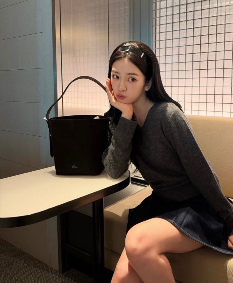 아이브 안유진 공항패션, 파리 가는 날 프레피룩 너무 예쁘잖아