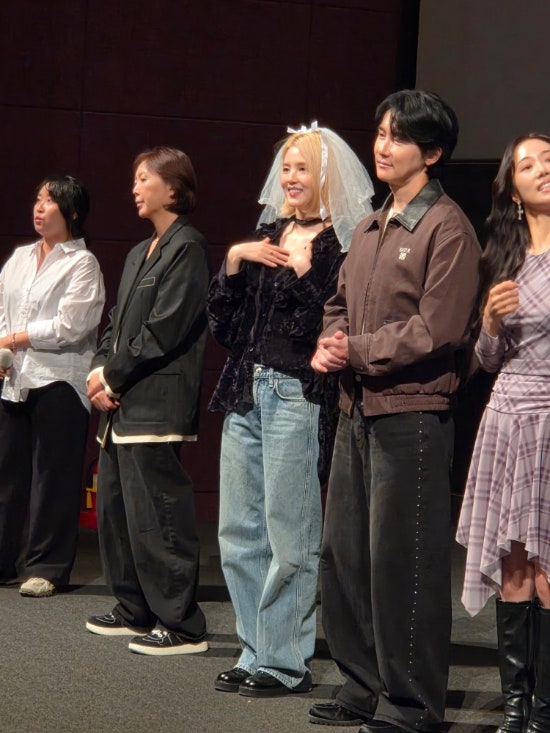 A 60-Something Woman's Heartfelt Review of the Movie 'Intern' Stage Greeting in its 3rd Week, Lamenting Not Getting a Photo with Han So-hee