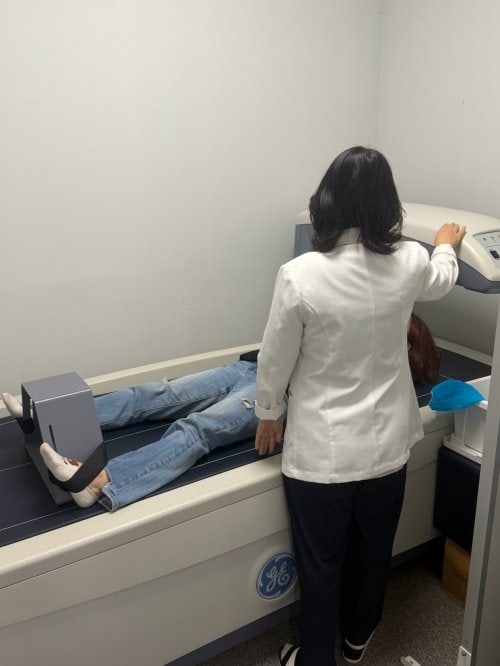 골다공증 예방수칙, 여성 10명 중 7명이 겪는다는 '침묵의 질환' 증상과 골밀도 검사 시기
