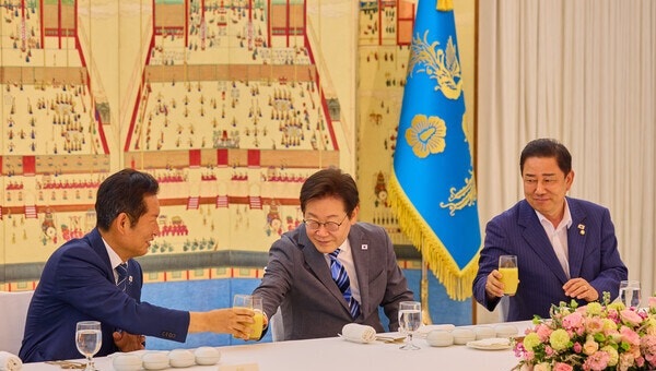 정청래, 물 한잔 못 마셔 입원했다더니 이재명과 4시간 만찬한 사연