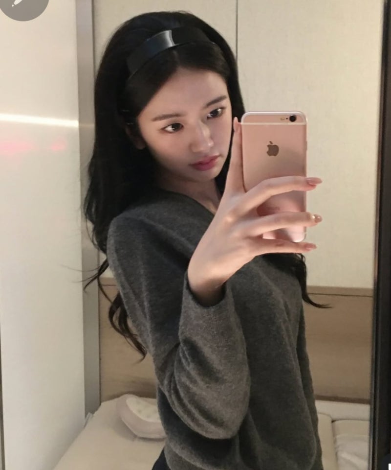 안유진 공항패션, 회색 니트에 데님 스커트…눈길 간 건 따로 있었네