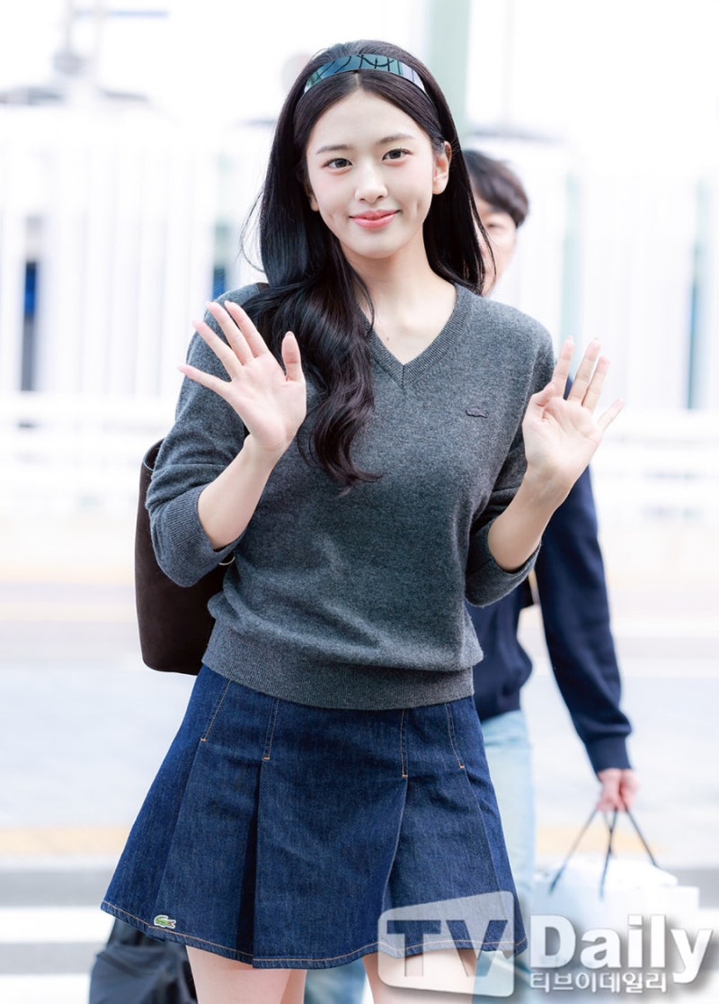 대학생처럼 입은 안유진, 라코스테 공항룩은 79만원