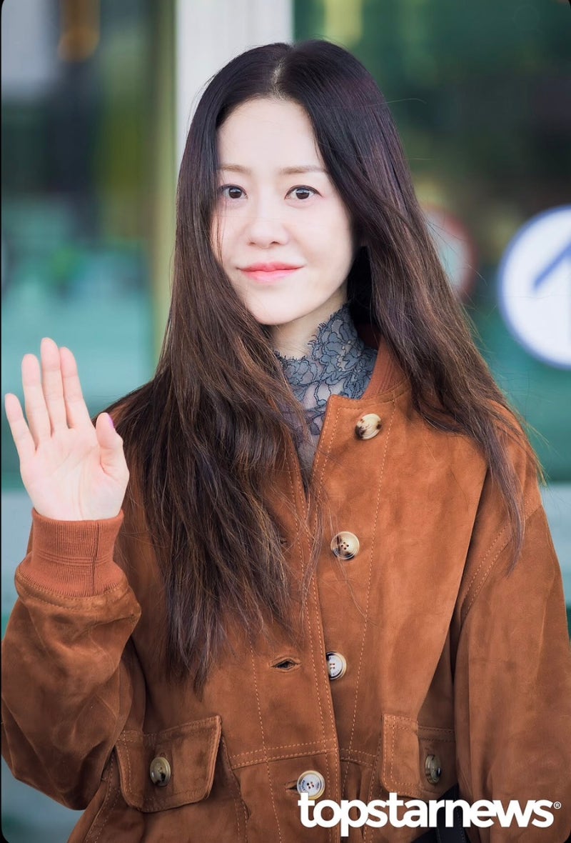 뭔데? 가방보다 점퍼가 더 비싸네…990만원짜리 걸치고 출국한 여자연예인