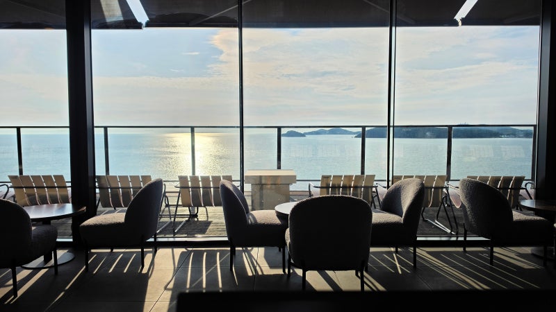 Yeongjongdo Cafe M-Cliff: An Afternoon with Ocean-Facing Windows and a Terrace