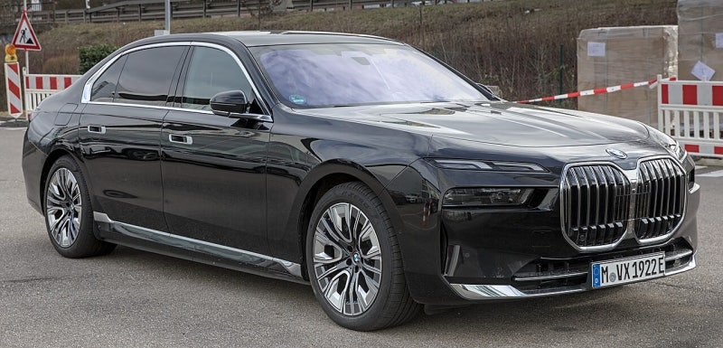 "뒷좌석이 주인공인 차" BMW 750e xDrive — 2억 원대 7시리즈 PHEV, 운전석부터 트렁크까지 좌석별 ....
