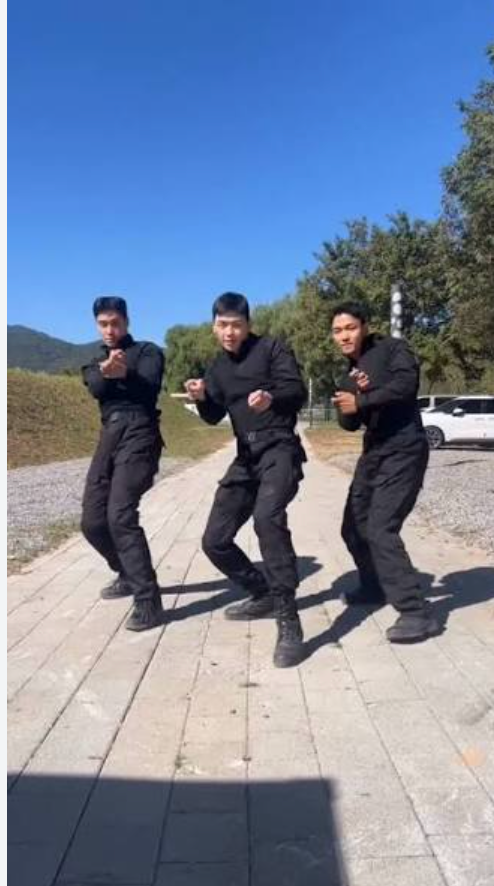 "군대 아이돌 결성" 강다니엘, 김동혁·백호와 함께 선보인 깜짝 댄스 근황