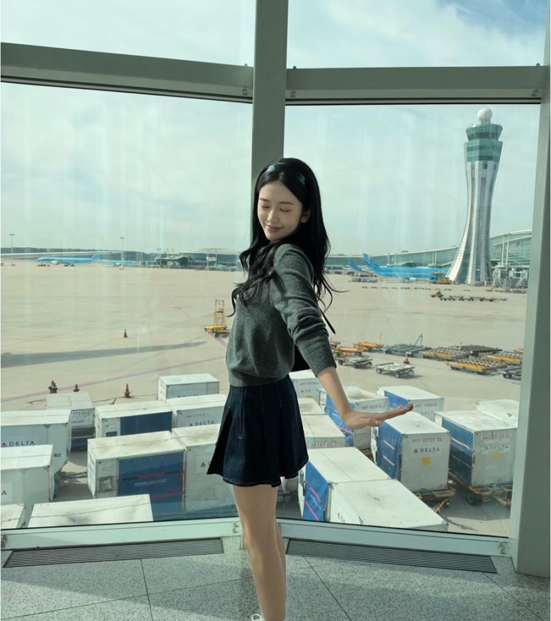 안유진 라코스테 공항패션 어디꺼? 브이넥 니트·플리츠 스커트·가방 가격