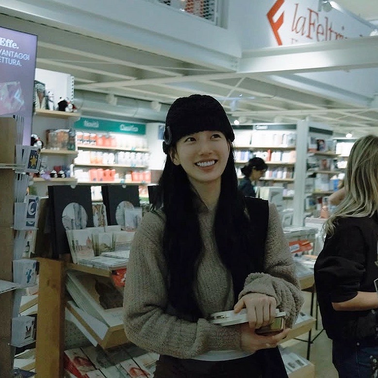 아침 산책에도 이렇게 이쁠 일인가? 비니 쓴 수지 난리 난 피렌체 여행룩