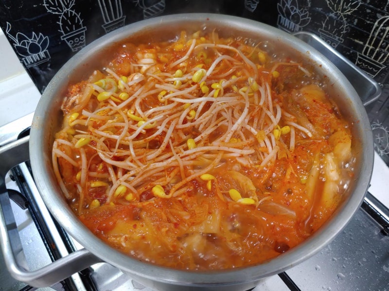 신김치에 콩나물을 넣었더니 국물이 끝내줘요! 김치 콩나물국 레시피 | 얼큰하고 시원한 김....