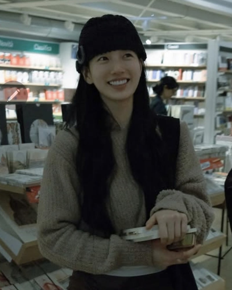 수지 피렌체 사복, 올블랙보다 아침 산책룩이 더 예쁘네