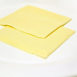 [자취 꿀팁] 유통기한 임박한 슬라이스 치즈! 전자레인지 1분 치즈칩 간식 만들기