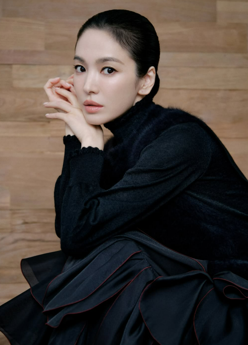 밀라노 싹 올킬한 미친 이목구비… 화면 뚫고 나오는 '올백좌' 송혜교 실물(+ 세월을 거스르....