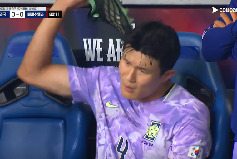◎ 축구화까지 내던진 김민재 분노의 작심발언 “팀으로서 싸우는 느낌 들지 않아…다 같이 ....