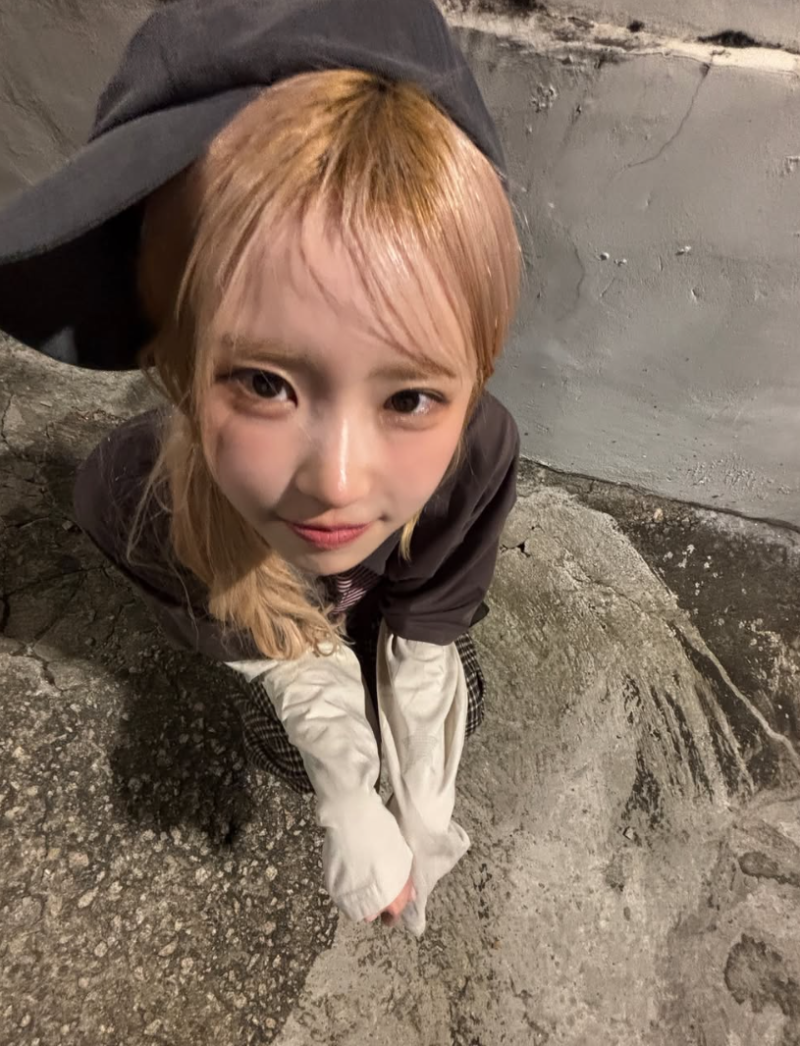 [셀럽패션] 송하영 인스타 사복 볼캡과 체크로 완성한 골목길 코디