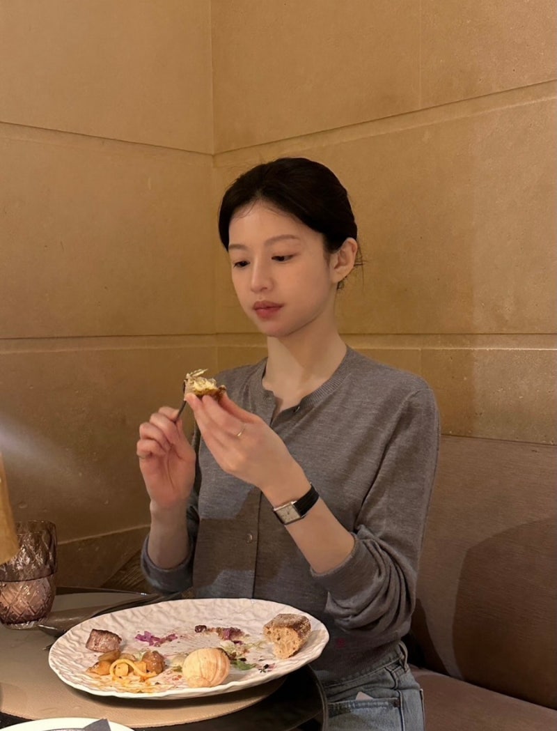요즘 유행이라는 현백코어?｜문가영 고윤정 사복 코디