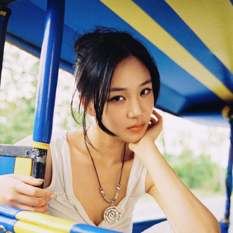 BIBI、初の日本語曲「Yochi!」で日本ドラマOSTに参加し、強烈なレッドグラビアを公開