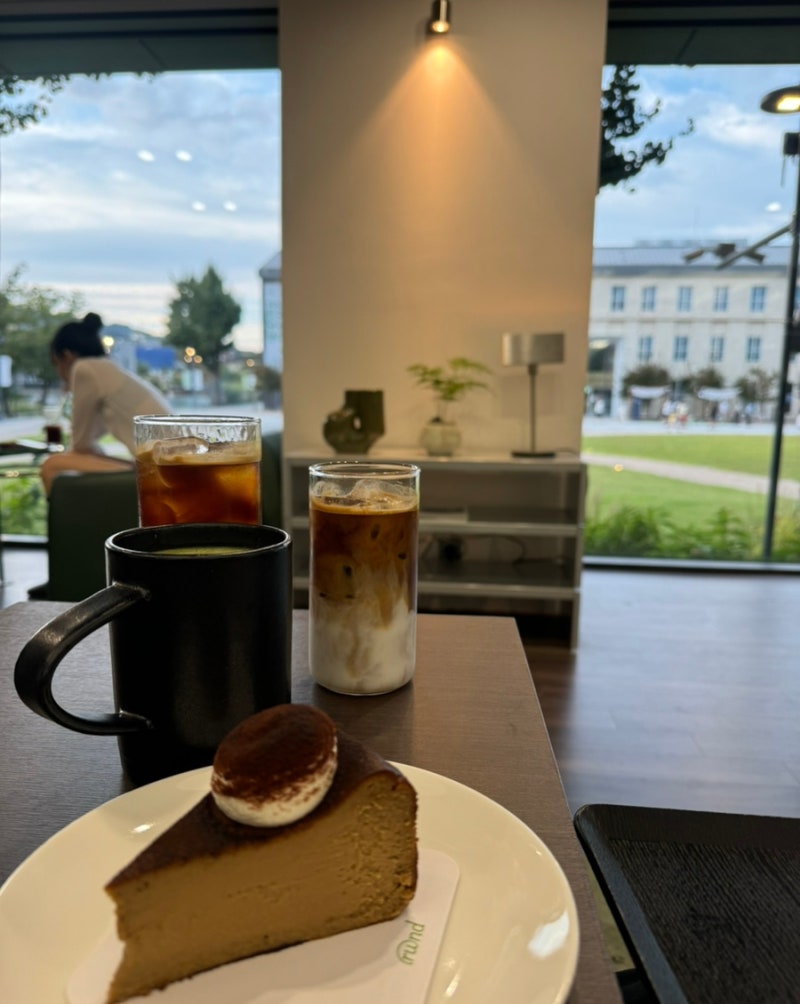 Anguk Station Cafe Rewind Seoul: A Healing Cafe with an Artistic View of the Seoul Museum of Craft Arts' Green Lawn (Iced Americano, Latte...)