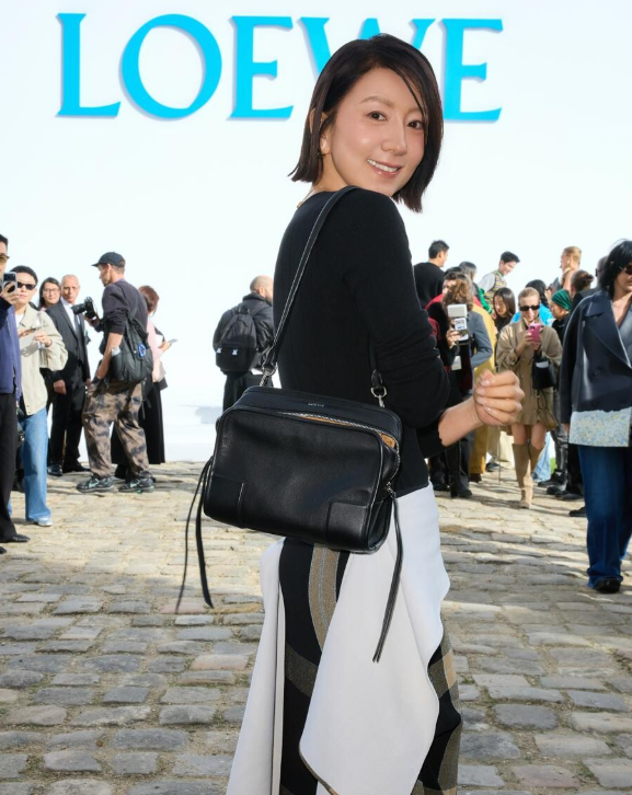 59세 김희애, 파리에서 미소 지었을 뿐인데 왜 이런 반응이 나왔나
