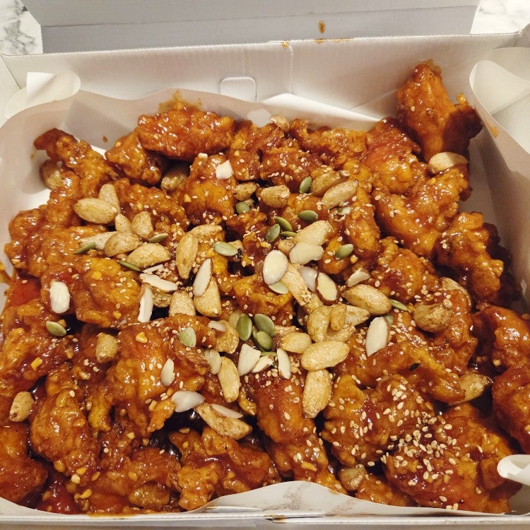 Sokcho Jungang Market Restaurant: "Seomin Gapbu Ttokine Twigim" Dakgangjeong Recommendation! Handmade Sauce Garlic Deodeok Dakgangjeong and Other Foods