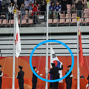 아시안게임 태극기 논란 한일전 축구 패배에 늑장게양,유도장 욱일기 등장 음침한 Japanese