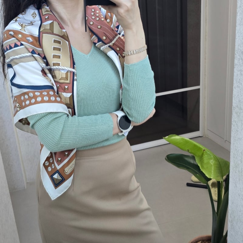 에르메스 스카프 코디｜민트 니트와 베이지 H라인 스커트, 가을 OOTD