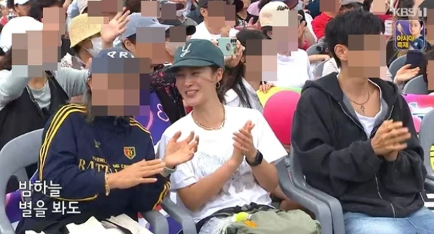 "초대가수도 아닌데 객석 1열에?" 36세 소녀시대 유리, 전국노래자랑 깜짝 포착