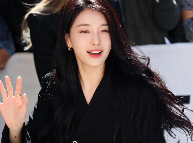 “햇빛보다 네가 더 눈부신 거 알지?” 32세 수지, 파리에서 올블랙만 입었는데