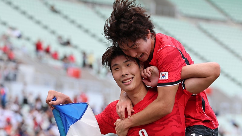 '군필인데 왜 뽑냐'던 말에 3골로 답한 축구 이영준, 금메달 뒤 라커룸에 이등병의 편지 튼 사....