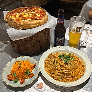 홍대 피자 맛집 오리지널 시카고피자의 마일드 마스카포네 피자, 마라오일 파스타, 당근라페....