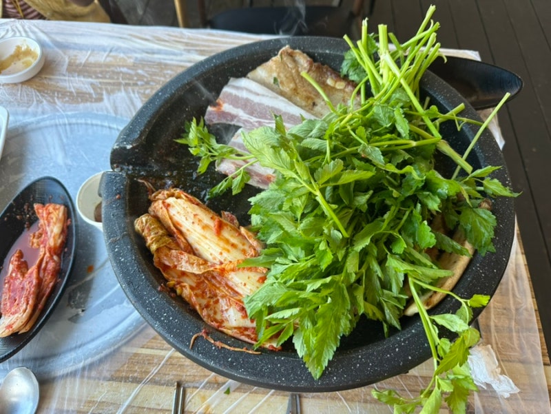 망상해변 앞 / 미나리 생 삼겹살 내돈내산