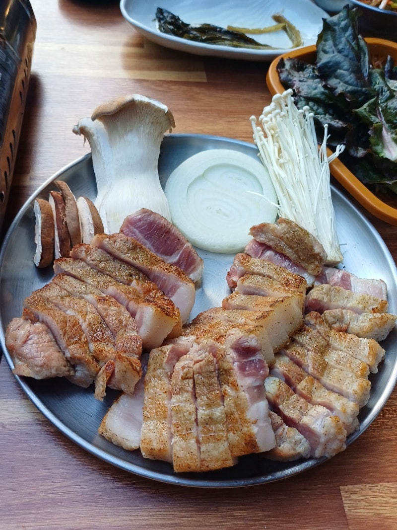 충주 연수동 고기집 고굽 초벌구이삼겹살 잔치국수후기