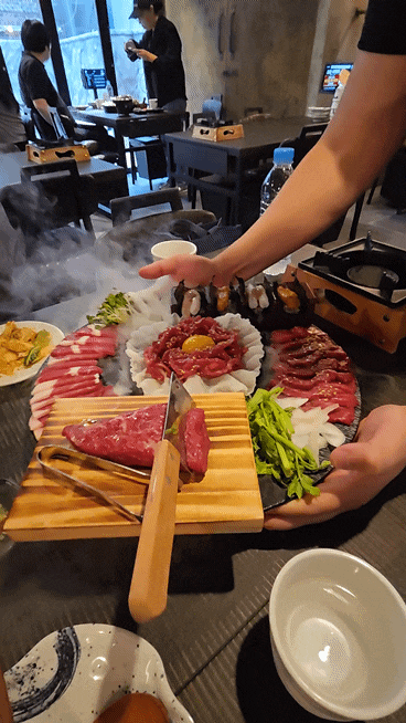 [홍대술집] 육회,차돌,육사시미 맛집 홍대고깃집 우깃 한상 후기