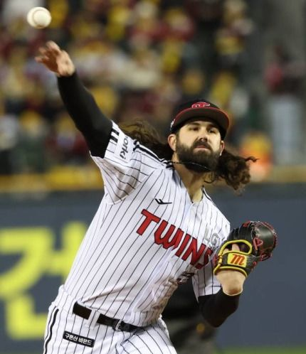 ⚾ '잠실 예수'가 돌아왔다! 켈리, 생일날 잠실 마운드에서 시구…LG 동료들과 눈물의 재회