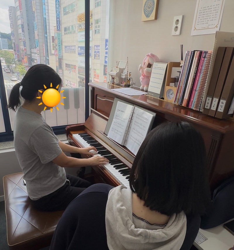 오늘은뮤직 기흥점 피아노 수업에서 악보를 보며 연주하는 모습