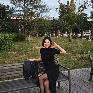 2년 전엔 종양 수술대에.. 3개 국어 빌런으로 화제성 1위 찍은 ‘파묘’ 배우의 데일리룩
