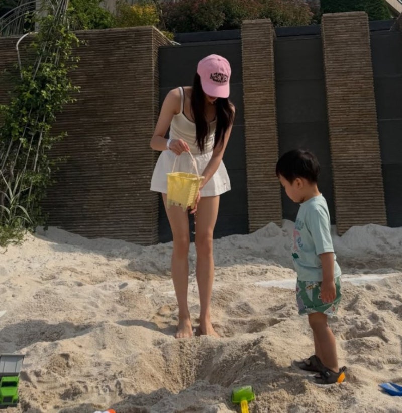 손연재 두 살 아들 엄마 맞나, 체크 미니 원피스 입으니..