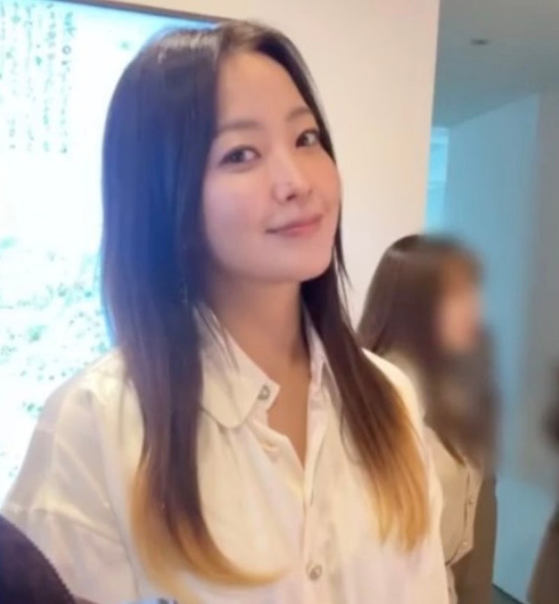 “50세라고?” 전시회보다 김희선에게 시선 집중…30년 전 미모가 아직도 그대로인 이유