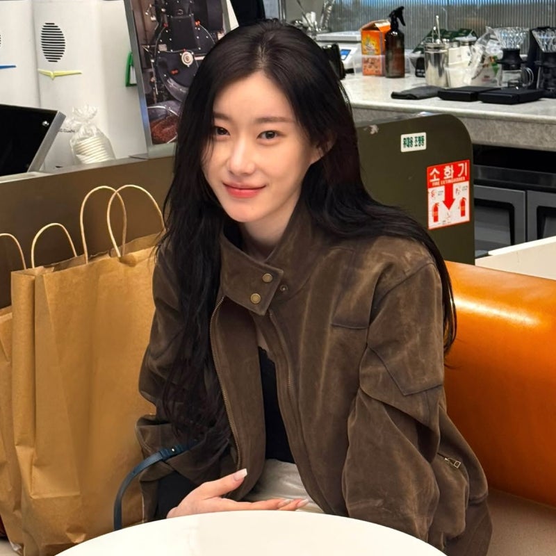 옷 잘 입는 연예인들의 가을 필수템 스웨이드 자켓 코디 이렇게