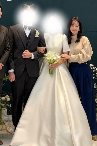 공식석상보다 반응 좋은.. 한지민 비공개 하객룩
