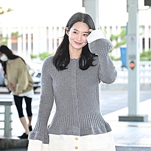 신민아 공항패션 역시 분위기가 다했네｜루이비통 쇼 참석 위해 파리 출국, 그레이 니트에 ....