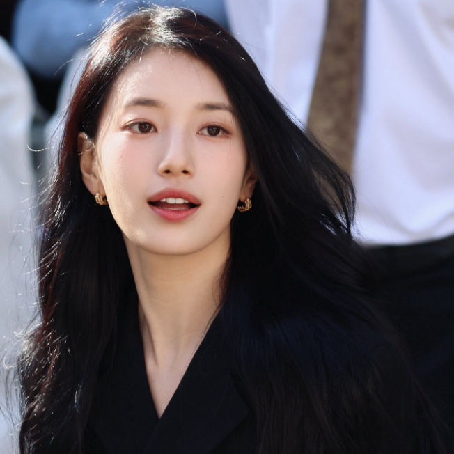 데뷔 17년차인데 오히려 리즈... 파리 셀린느 쇼에서 레전드 찍은 여배우 패션