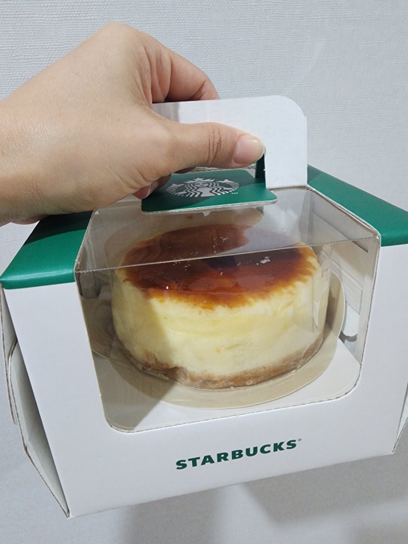 스타벅스 미니 홀케이크 신상 브륄레 쿠키 치즈케이크 후기 + 커피콩 베어리스타 키링 이벤....