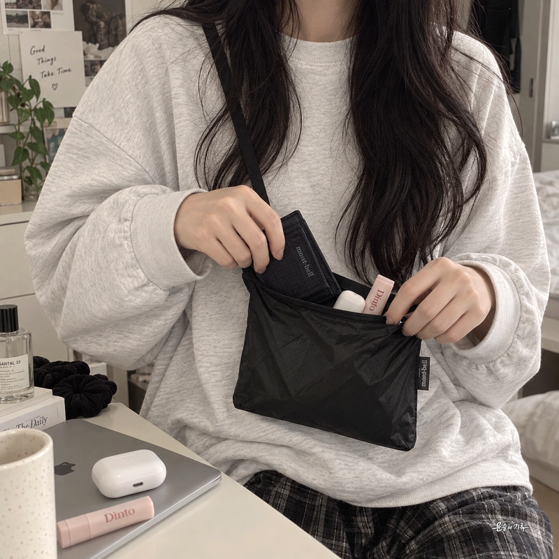 몽벨 UL 모노 파우치 S 블랙 경량 크로스백, 23g로 여행 필수품만 가볍게 담는 수납