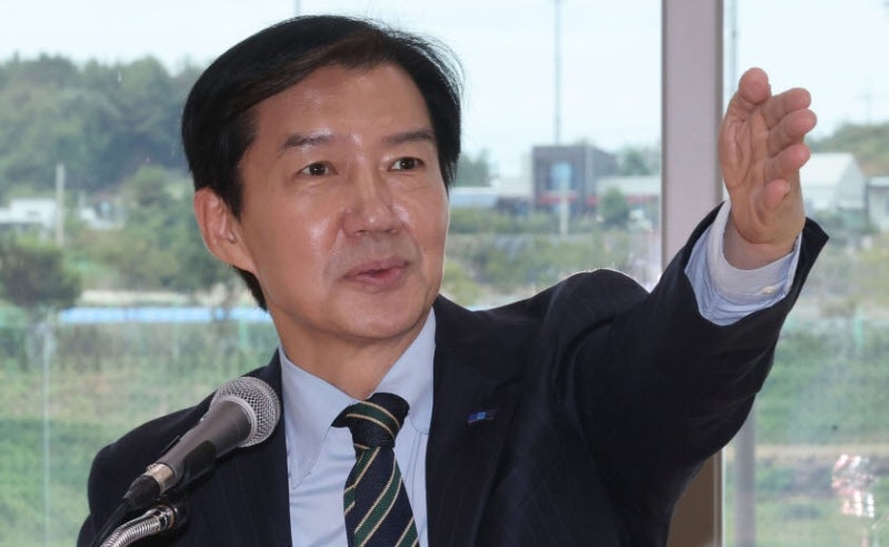 '암살자(들)' 본 조국 "'흥미진진'…육영수 죽음 조롱하는 영화 아냐"