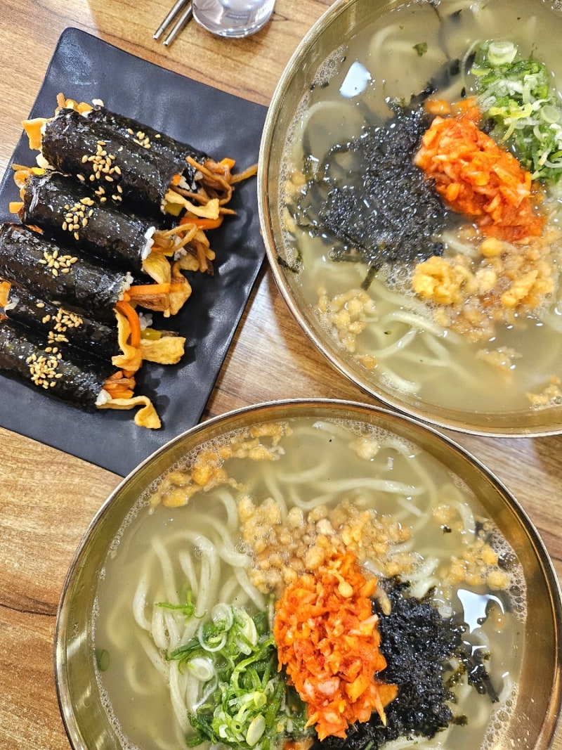 [동래맛집] 속 풀리는 깊은 국물과 두툼한 꼬마김밥 조합! 온천장역맛집 온천역칼국수 솔직....