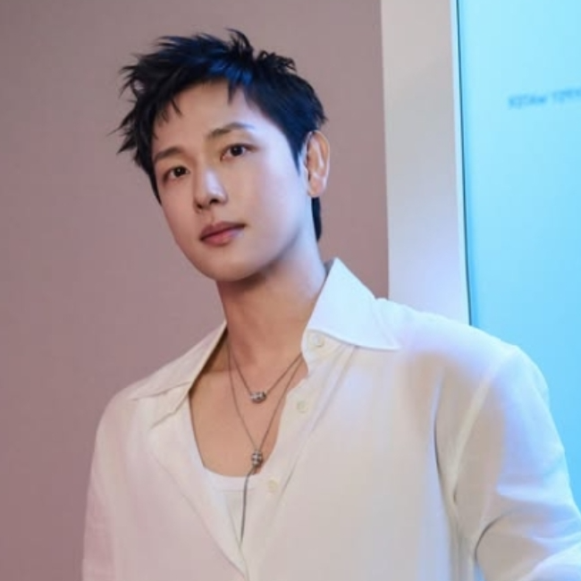 Im Si-wan's Profile: Donations, Birthday, Age, Real Name, Height, Education, Blood Type, MBTI, Religion, Awards, School, Hometown, Dating, Marriage, Family...
